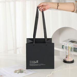 Bolsa de Regalo de Papel Blanco Ecológica Chengrui con Asa de Parche, Color Personalizado, para el Día de San Valentín - Product Image 3