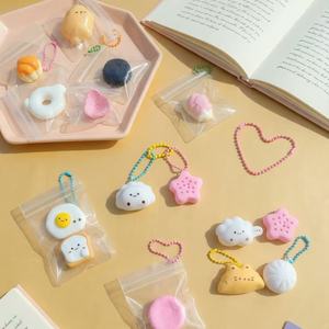 Confezione Multipla di Giocattoli Antistress: Pollo Spremibile, Zampa di Gatto Squishy, Portachiavi Fai da Te, Giocattolo Fidget, Ciondolo per Zaino, Blind Bag, Confezione Bulk - Product Image 1