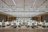 Ensemble de mobilier de restaurant d'hôtel de luxe moderne, chaise et table de salle à manger en bois massif durable pour projet de salle de banquet de complexe hôtelier