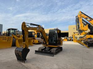 รถขุดตีนตะขาบขนาดเล็ก CAT 305.5E2 มือสองจากญี่ปุ่นแท้ น้ำหนัก 5 ตัน พร้อมห้องโดยสารแบบปิดและใบมีดดันดิน - Product Image 5