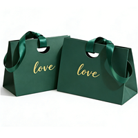 Sacs en papier perforés personnalisés pour les boutiques de vêtements, les cadeaux, l'emballage d'achats et les sacs souvenirs de mode - Fabriqués sur commande
