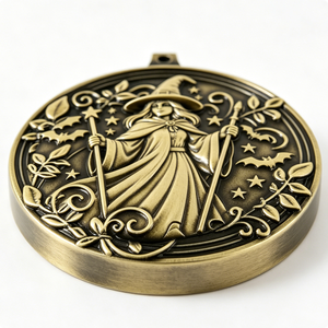 Medalla de Bruja de Latón Chapada en Oro con Diseño de Hada en Relieve para Decoraciones de Halloween - Product Image 5