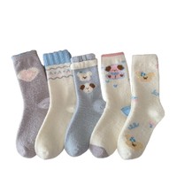 Chaussettes d'intérieur épaisses et chaudes pour femmes, motif chien de dessin animé en forme de cœur, pour l'automne et l'hiver
