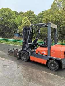 รถยกโตโยต้าดีเซล 3 ตัน ขับเคลื่อนล้อหน้า รถยกแบบถ่วงน้ำหนักสำหรับใช้งานนอกพื้นที่  สามเสา  พร้อมอุปกรณ์หนีบแบบแบน - Product Image 2