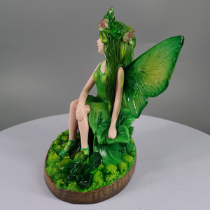 Statue de Figurines de queue de fée rouge foncé en résine d'ornement de bureau de haute qualité avec aile verte - Product Image 4