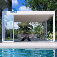 Pergola à lames orientables en aluminium thermolaqué avec écran latéral rétractable pour terrasse