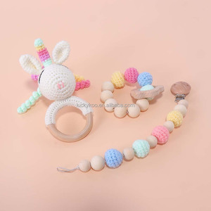 Luckykoo Personnalisation 2022 Hochet de dentition pour bébé en bois fait main au crochet, motif lapin mignon, haute qualité - Product Image 3