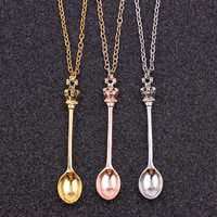 Collier unisexe sportif en alliage avec chaîne en bambou, motif mini-cuillère à thé couronne, style classique royal Alice, bijoux transfrontaliers