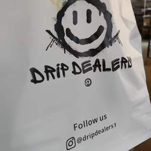 Bolsas Personalizadas con Cierre de Cremallera en Negro Mate con Logotipo - Bolsas de Embalaje Impermeables de Poliéster con Cierre de Cremallera - Product Image 3