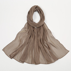 2024 vendita calda scialli di raso <span class=keywords><strong>barlume</strong></span> sciarpa estiva musulmana Hijab nuova moda Giselle Crepe raso seta Hijab in stock - Product Image 6
