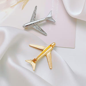 Broche de solapa con diseño de avión 3D chapado en oro, recuerdo de aerolínea, para bodas y compromisos, de Diamond Craft - Product Image 3