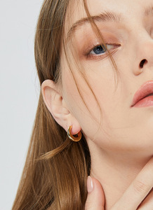 Pendientes de tuerca en forma de C chapados en oro personalizados, unisex, con imitación de perla y diamante, accesorio de joyería para fiestas para niñas - Product Image 4