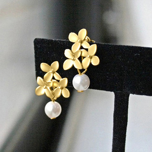Orecchini a Perno con Fiore di Giglio e Perle Geometriche per Donne, Elegante Stile Francese, Gioielli alla Moda - Product Image 1