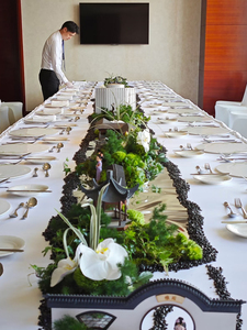 ต้นไม้เทียมสำหรับห้องประชุมดอกไม้ยาวสีเขียวประดับด้วยต้นสน - Product Image 4