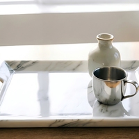 Plateau de service rectangulaire moderne en marbre blanc de Carrare avec poignées pour tables basses et intérieurs de luxe.