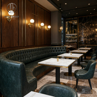 Ensemble de mobilier moderne pour hôtel, café et restaurant : table carrée en marbre, banquette en cuir, table et chaises