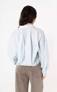 Camicetta Corta in Cotone Azzurro Chiaro da <span class=keywords><strong>Donna</strong></span> Personalizzata 2026, <span class=keywords><strong>Camicia</strong></span> dal Taglio Rilassato e Silhouette Moderna, Camicie Vintage OEM/ODM - Product Image 2