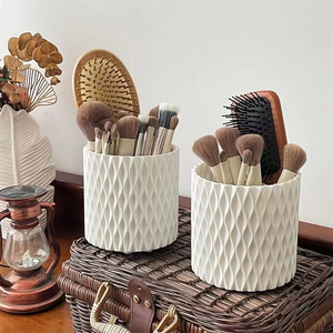 Porte-pinceaux de maquillage Qinfeng, boîte de rangement cosmétique rotative à 360 degrés, organisateur de bureau blanc et gris pour pinceaux et stylos - Product Image 1