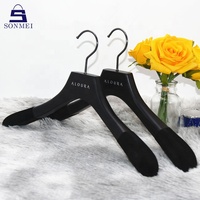 Cintre en frêne écologique, personnalisé, finition mate ou brillante, lisse, pour vêtements, durable