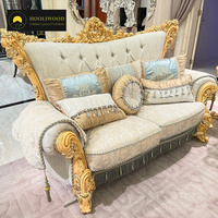 Table basse de style baroque luxueuse avec accent en feuille d'or sculptée à la main jaune pour villa de luxe, salon