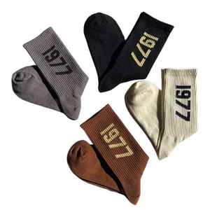 कस्टम लोगो मध्य बछड़ा कपास मोजे पुरुषों महिलाओं शरद ऋतु ऋतु के चालक दल का लोगो शरीर आकस्मिक मध्य-बछड़े का पत्र मोजे - Product Image 5