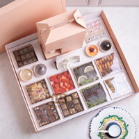 Plateau de desserts modulaire arabe haut de gamme personnalisé Tamriyah, emballage Wanasah pour réceptions avec distributeur de café Qahwa pour la restauration