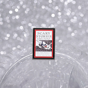 Broche en métal plaqué argent racontant des histoires effrayantes en émail foncé livre d'histoires d'horreur imprimé en typographie sac à dos épingle à badge - Product Image 5