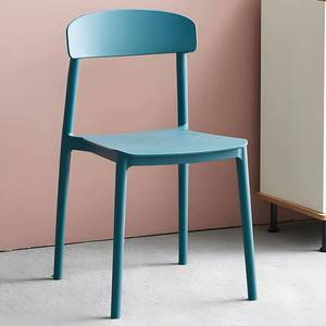 Chaises de salle à manger en plastique PP colorées, empilables, sans accoudoirs, design simple et moderne pour l'extérieur - Product Image 1