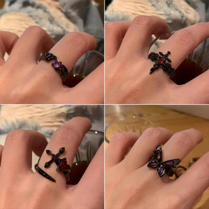 Anello Aperto in Lega con Micro-pavé di Pietre Naturali a <span class=keywords><strong>Croce</strong></span> Scura - Stile Gotico di Nicchia di Alta Gamma - Product Image 2