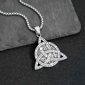 Yunnique – collier avec pendentif Triangle rétro en acier inoxydable pour hommes, design géométrique, chaîne de bijoux, accessoire pour pull - Product Image 1