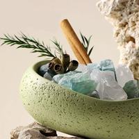 Diffuseur DIY d'huiles essentielles désodorisantes sans alcool, en pot ovale en ciment artisanal, avec pierres de cristal et fleurs séchées, parfum naturel