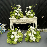 Rangée de fleurs artificielles blanches et vertes pour la décoration d'arche de mariage ; Composition florale personnalisée en roses de soie style Morandi pour événements et fêtes
