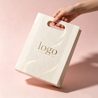 Sacs cadeaux en papier mat avec poignée découpée, lettrage circulaire gaufré, sacs de shopping personnalisés imprimés pour vêtements, bijoux, cosmétiques