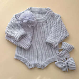 Conjunto <span class=keywords><strong>de</strong></span> 3 piezas <span class=keywords><strong>de</strong></span> punto <span class=keywords><strong>para</strong></span> recién nacido: pelele, gorro y calcetines, en azul polvoriento, <span class=keywords><strong>de</strong></span> punto acanalado grueso, ideal como regalo <span class=keywords><strong>para</strong></span> baby shower. - Product Image 4