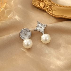 ต่างหูเงินแท้ S925 ชุบทอง ประดับเพชรซิคอน ดีไซน์ดอกไม้สี่แฉก ประดับมุกทรงอสมมาตร ดีไซน์หรูหรา - Product Image 6