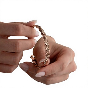 Bracelet de luxe en cuivre - Fait main et personnalisé pour Halloween et Noël - Product Image 1