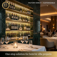 Étagère de présentation de restaurant de luxe personnalisable, étagère à vin en métal doré titane avec LED encastrée pour salle à manger étoilée Michelin