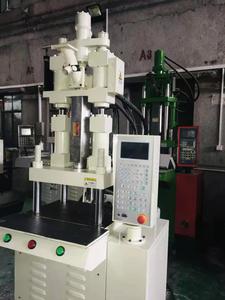 Macchina per Stampaggio a Iniezione Verticale Usata da 35t e 45t - Product Image 4