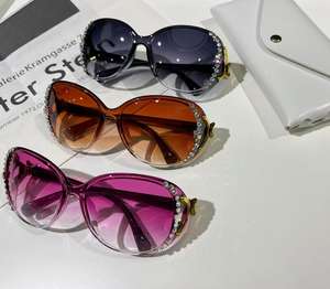 <span class=keywords><strong>Gafas</strong></span> <span class=keywords><strong>de</strong></span> <span class=keywords><strong>sol</strong></span> clásicas <span class=keywords><strong>de</strong></span> nueva moda para mujer con marco grande <span class=keywords><strong>de</strong></span> cabeza <span class=keywords><strong>de</strong></span> zorro UV400 PC lentes <span class=keywords><strong>de</strong></span> plástico <span class=keywords><strong>gafas</strong></span> <span class=keywords><strong>de</strong></span> <span class=keywords><strong>sol</strong></span> <span class=keywords><strong>de</strong></span> piedra <span class=keywords><strong>de</strong></span> diamante para mujer - Product Image 1