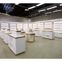 Solution de design d'intérieur moderne pour un magasin de parfums avec des vitrines personnalisées, des comptoirs et des systèmes de meubles modulaires