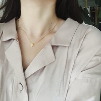 Collier Pendentif Triangle Porte-Bonheur Chic et Minimaliste en Acier Inoxydable Plaqué Or 18K – Cadeau Idéal Bijoux Goodluck