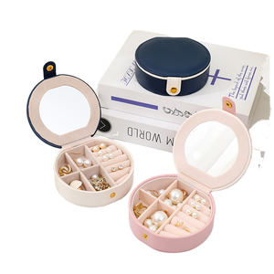 Boîte à bijoux ronde portable avec miroir, organiseur de bijoux de voyage en cuir PU pour bagues, boucles d'oreilles, colliers - Product Image 1