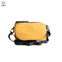 Sac banane tendance en nylon à blocs de couleur avec double compartiment, poche à cordon et à boucle, et sangle réglable