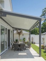 Pergola en aluminium brossé argenté avec pare-soleil extérieur à montage latéral pour rangée de fenêtres, option à lamelles rétractables