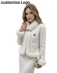 Veste en laine blanche de luxe pour <span class=keywords><strong>femme</strong></span> avec col en fourrure moelleuse et boucle vintage en strass, manteau court en laine, vêtement d'extérieur formel pour <span class=keywords><strong>femme</strong></span> pour l'hiver - Product Image 1