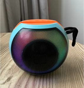 Altavoz Portátil P60 con Iluminación LED RGB, Batería de 800mAh, Compatible con Tarjeta de Memoria, para Uso en Interiores y Exteriores - Product Image 4
