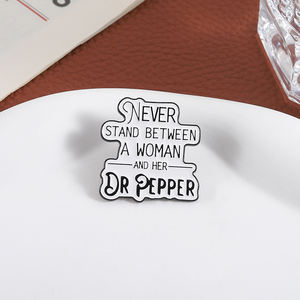 Broches de Esmalte con Frases Divertidas sobre Bebidas, Nunca te Metas Entre una Mujer y su <span class=keywords><strong>Dr</strong></span> Pepper, Joyería, Regalo para Amigos - Product Image 2