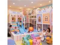 Équipement de jeu intérieur pour enfants en tons pastel avec château, tour d'escalade, toboggan ondulé, piscine à balles et pont en corde pour centre commercial