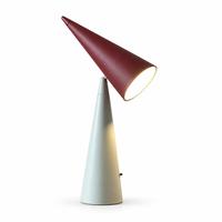 Lampe de table conique sculpturale moderne avec abat-jour angulaire bordeaux et base conique ivoire pour chambre à coucher, chevet, salon, hôtel, bureau