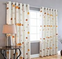 Voilage floral. Adoucit la lumière, garde les espaces aérés. Parfait pour les chambres et les salons